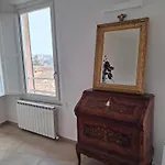 Dimora Con Finestra Sui Tetti Di