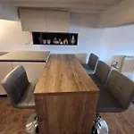 Dimora Con Finestra Sui Tetti Di *