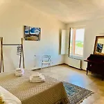 Dimora Con Finestra Sui Tetti Di Apartment