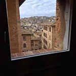 Dimora Con Finestra Sui Tetti Di *