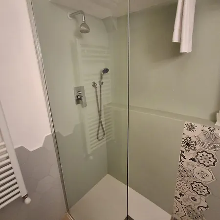 Dimora Con Finestra Sui Tetti Di Apartament