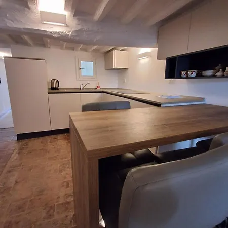 Dimora Con Finestra Sui Tetti Di