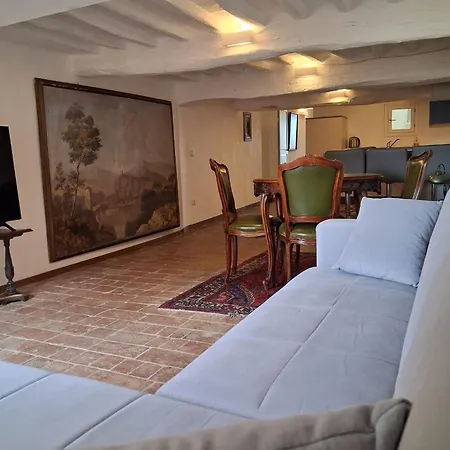 Dimora Con Finestra Sui Tetti Di Apartament