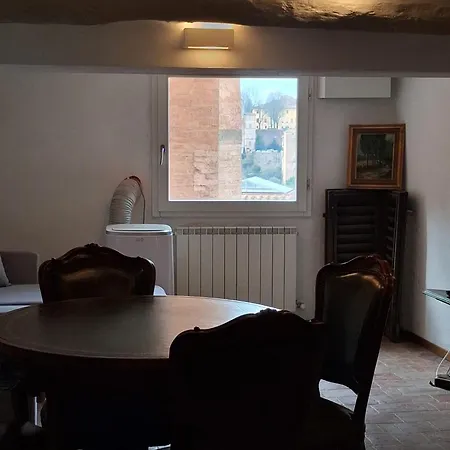 Dimora Con Finestra Sui Tetti Di *