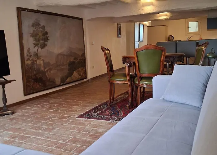 Dimora Con Finestra Sui Tetti Di Διαμέρισμα