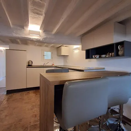 Dimora Con Finestra Sui Tetti Di