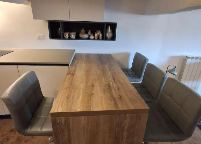 Dimora Con Finestra Sui Tetti Di *